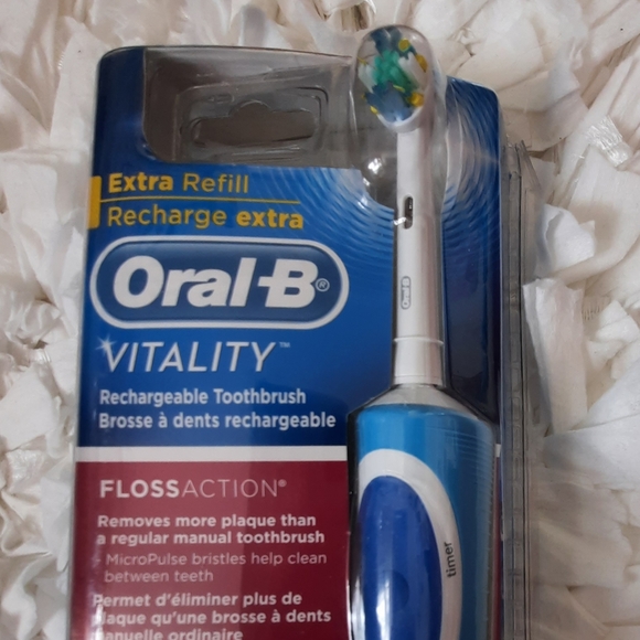 Oral-B Vitality Rechargeable Electric Toothbrush Floss Action Extra Refill NWOT - Picture 2 of 8